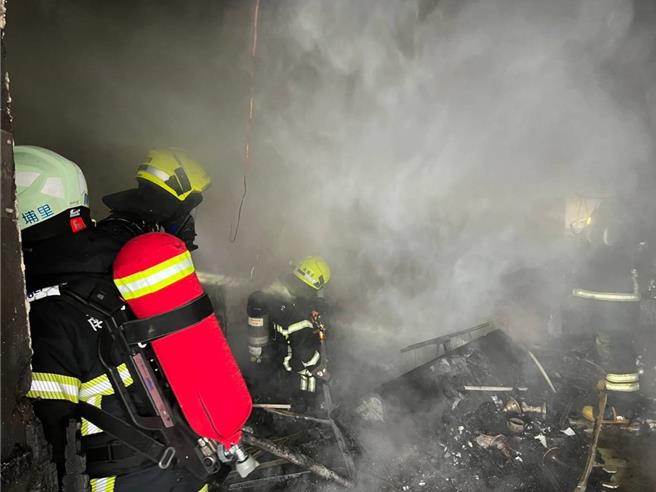 三合院的神明廳全面燃燒，粗估燃燒面積約9坪，財物損失約5萬元。（南投縣消防局提供／楊靜茹南投傳真）