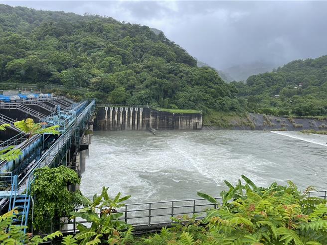 因凯米颱风来袭，新店溪上游河川流量增加，台北自来水事业处为调节拦河堰水位，自今(24)日下午2时起，直潭坝增加至每秒约500立方公尺调节性放流。(北水处提供)