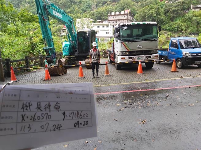 五峰鄉已請廠商於山區待命，若颱風導致土石崩塌可及時處理。（五峰鄉公所提供／邱立雅竹縣傳真）