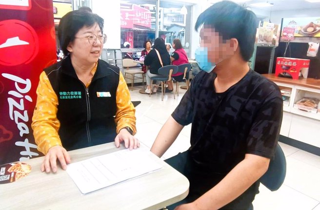 20岁的小育有身心障碍问题，求职频频受阻，基隆就业中心透过深度谘询，协助他顺利就职。（基隆就业中心提供／张志康基隆传真）