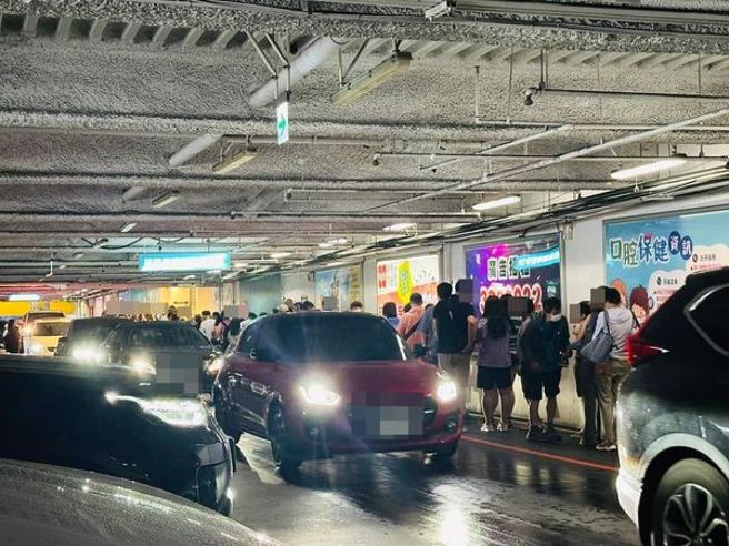 桃園台茂今颱風天出現大量人潮。（翻攝自桃園爆報臉書）