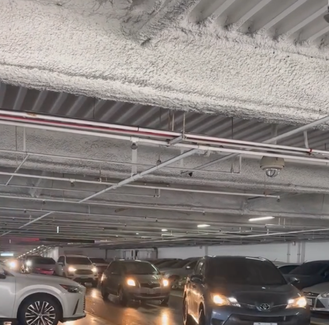 由於桃園台茂人潮太多，導致車子在停車場找不到車位。（翻攝自桃園爆報臉書）