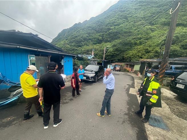 中颱「凱米」持續進逼台灣本島，新北市瑞芳警分局加強山區海岸沿岸巡查，昨（23）日下午配合市府其他局處，到位於山區的阿美族部落快樂山莊預警性勸離，共計撤離50戶、88人。（新北市瑞芳警分局提供）