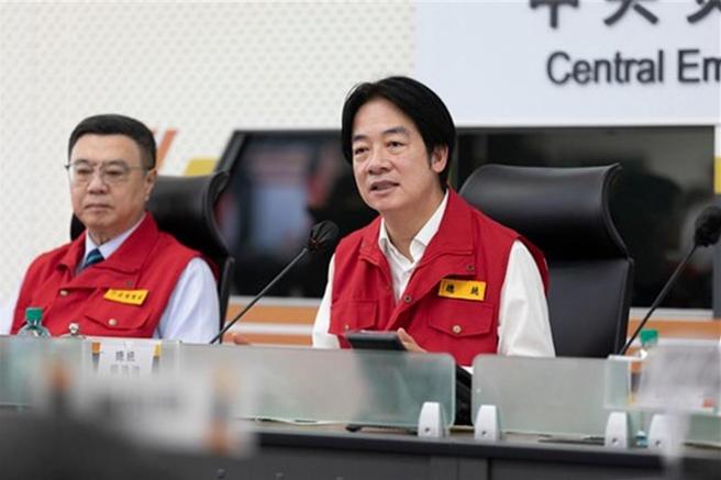 总统赖清德24日上午9时偕同行政院长卓荣泰、副院长郑丽君等人视察中央灾害应变中心。图／总统府提供