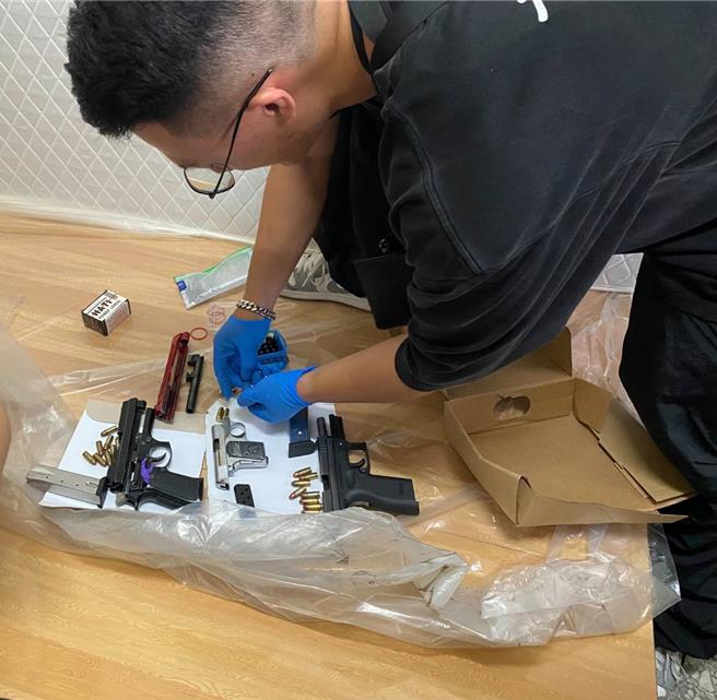 警方查獲到毒品及槍械等贓證物。(翻攝照片／林郁平台北傳真）