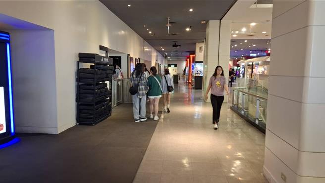 台南多家百貨公司上午正常營業，不少民眾前往逛街。（曹婷婷攝）