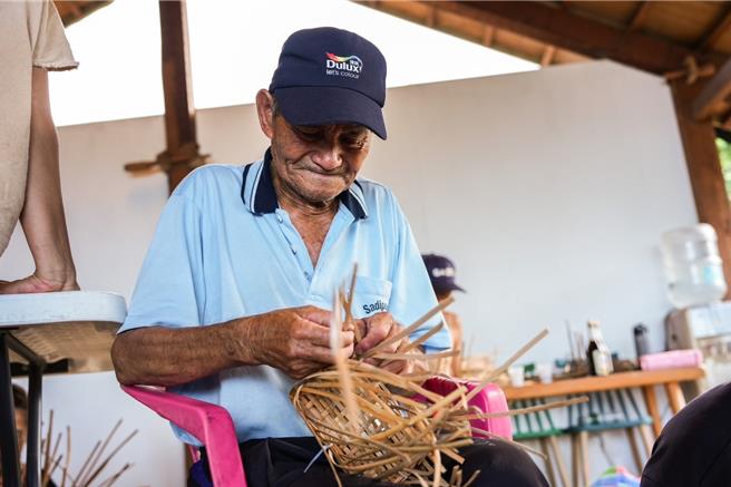花莲县政府推广原住民族海洋文化核心精神，与Makotaay生态艺术村合作，开办「海洋教室」系列课程，邀请部落工艺传承者担任讲师，指导学员透过工艺认识部落文化的重要性。（花莲县政府提供／罗亦晽花莲传真）