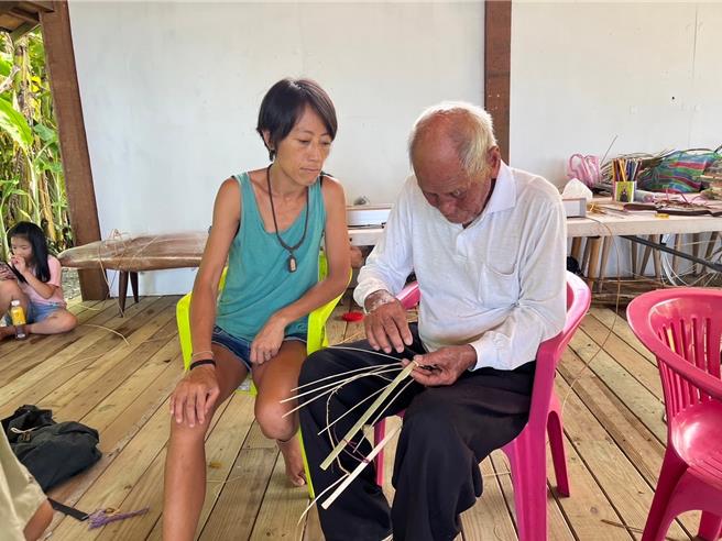 花莲县政府推广原住民族海洋文化核心精神，与Makotaay生态艺术村合作，开办「海洋教室」系列课程，邀请部落工艺传承者担任讲师，指导学员透过工艺认识部落文化的重要性。（花莲县政府提供／罗亦晽花莲传真）