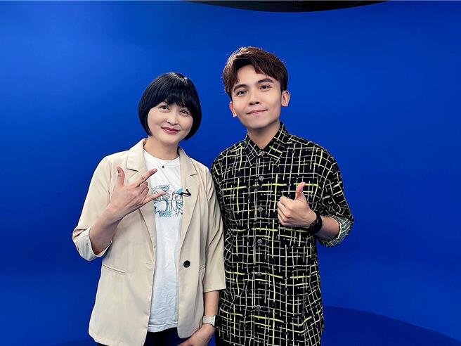 黄豪平（右）访问亲子作家李仪婷。（NOWnews《社会now什么》提供）