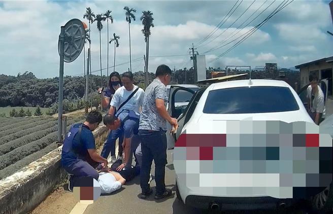 蔡男擁槍自重，中市警方6月底到南投以4輛警車包抄攔截，查獲制式霰彈槍等4槍枝、近百顆子彈及手榴彈等槍械，依《槍砲彈藥刀械管制條例》等罪嫌送辦。（警方提供／陳淑芬台中傳真）