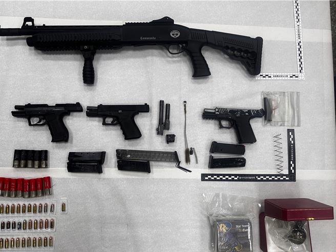 蔡男擁槍自重，中市警方6月底到南投以4輛警車包抄攔截，查獲制式霰彈槍等4槍枝、近百顆子彈及手榴彈等槍械，依《槍砲彈藥刀械管制條例》等罪嫌送辦。（警方提供／陳淑芬台中傳真）