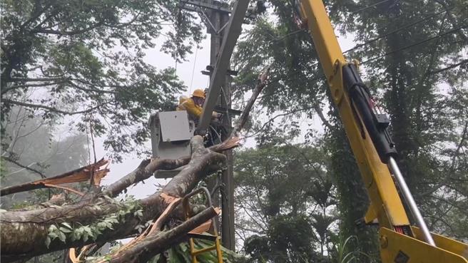 台电工程师在凯米颱风中冒雨抢修电缆电线。（台电提供／廖素慧嘉县传真）