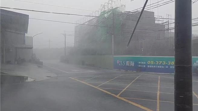 嘉义县东石沿海风强雨大，造成停电，台电人员抢修一度受阻。（台电提供／廖素慧嘉县传真）