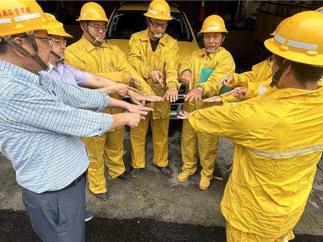 嘉义地区3000多户大停电，台电工程师出动抢修。（台电提供／廖素慧嘉县传真）