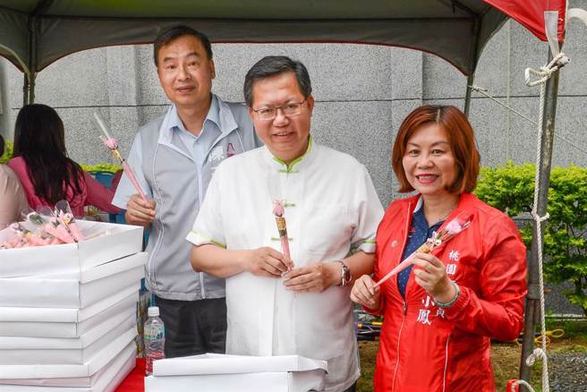 前桃園市長鄭文燦（中）、桃園市議員呂林小鳳（右）。（中時資料照）
