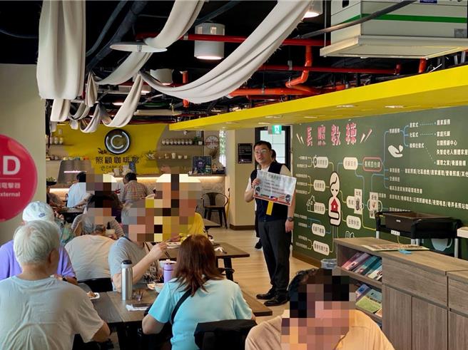 北市保安警察大队前往復华长青多元服务中心进行识诈宣导。(翻摄照片／林郁平台北传真）