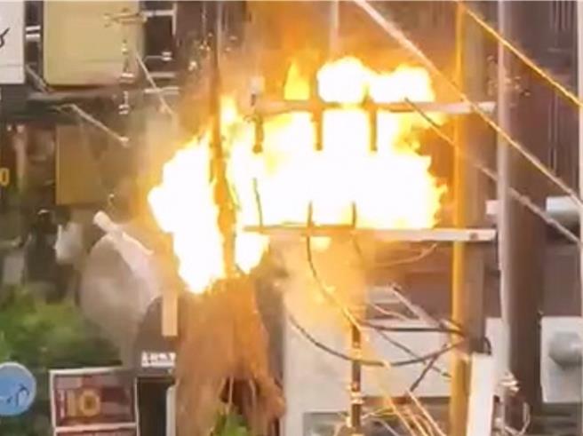彰化县员林市今天中午发生大王椰子树叶遭强风吹至高压电线，造成逾3000户停电的事件，事发画面曝光，树叶被吹落至高压电线后，发生数度爆炸，现场火光四射。（翻摄脸书社团「大员林生活圈」／孙英哲彰化传真）