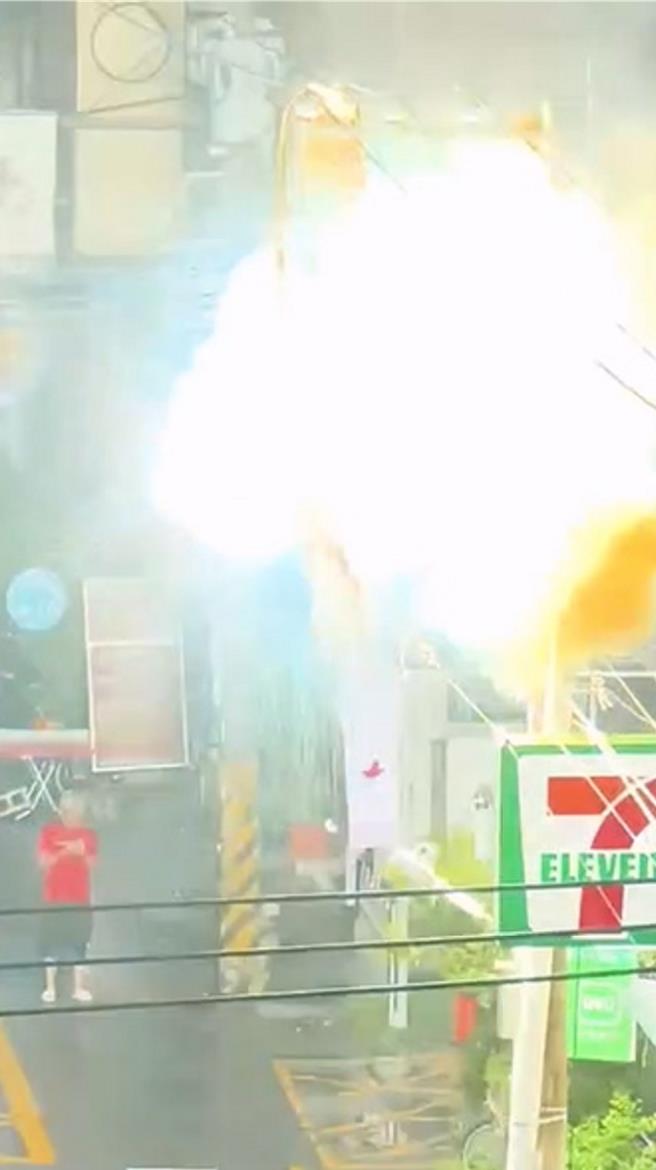 彰化县员林市今天中午发生大王椰子树叶遭强风吹至高压电线，造成逾3000户停电的事件，事发画面曝光，树叶被吹落至高压电线后，发生数度爆炸，现场火光四射。（翻摄脸书社团「大员林生活圈」／孙英哲彰化传真）