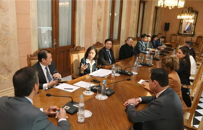 巴拉圭總統貝尼亞23日於X平台發文透露與駐巴拉圭大使韓志正及相關對巴國交通、半導體產業有興趣的業者會面。（圖取自貝尼亞X平台）