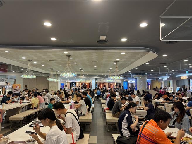 台茂購物中心湧入人潮，比平日人潮多了將近一倍。（姜霏攝）
