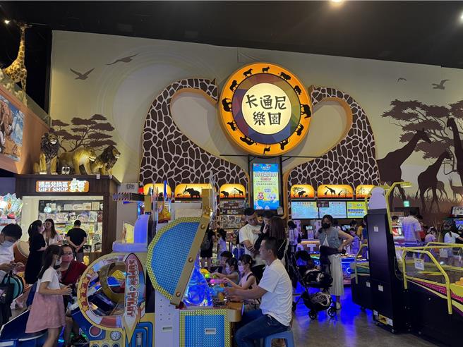 台茂購物中心今日來館以親子家庭客為主，人潮、車潮較平日多一倍。（姜霏攝）