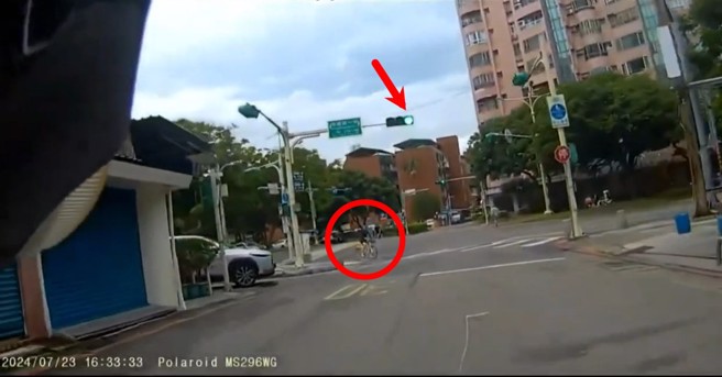 機車騎士綠燈直行卻遇到違規闖紅燈的Ubike，還被比中指侮辱。（翻攝爆料公社）