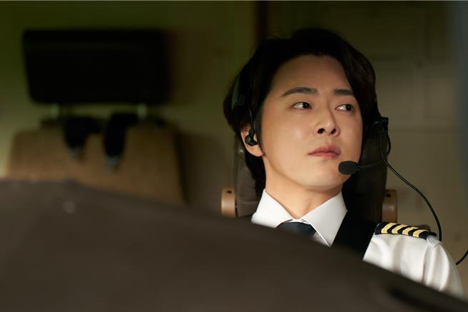 曹政奭在主演新片《变身机长》中饰演明星机长。（车库娱乐提供）