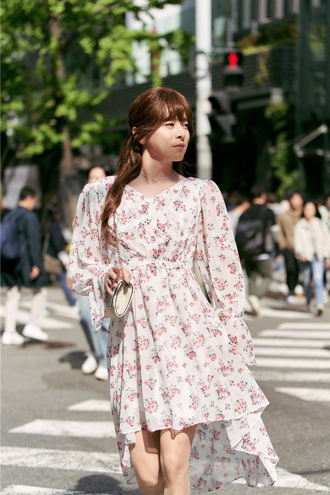 曹政奭在《变身机长》中的女装扮相，连临演都认不出是他。（车库娱乐提供）