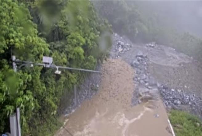台9丁線約66K處，24日傳出土石坍方淹沒道路。（摘自省道即時影像）