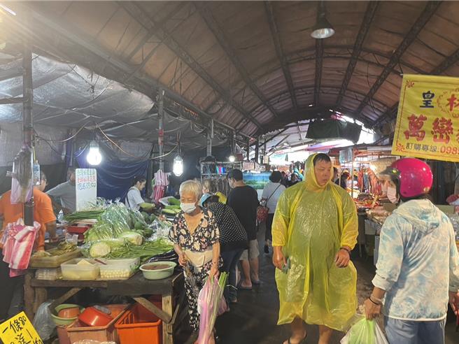 桃園忠貞市場24日一早出現颱風前的採買人潮，葉菜類平均價格上漲2成，大部分水果在颱風來襲前已經漲價。（呂筱蟬攝）