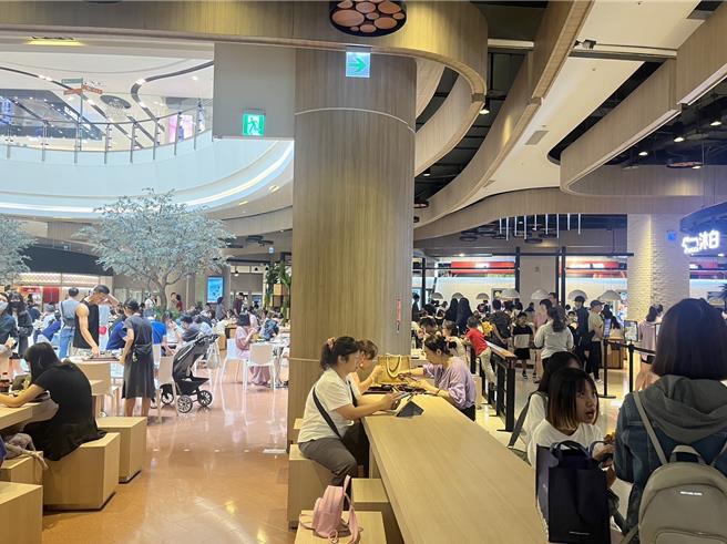 桃園24日停止上班上課，中壢大江購物中心正常營業，中午時段美食街湧現用餐人潮。（呂筱蟬攝）