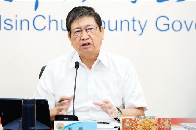 县长杨文科在脸书公布相关防灾讯息，大批网友和支持者们涌入留言，「县长一定是清白的！」（罗浚滨摄）