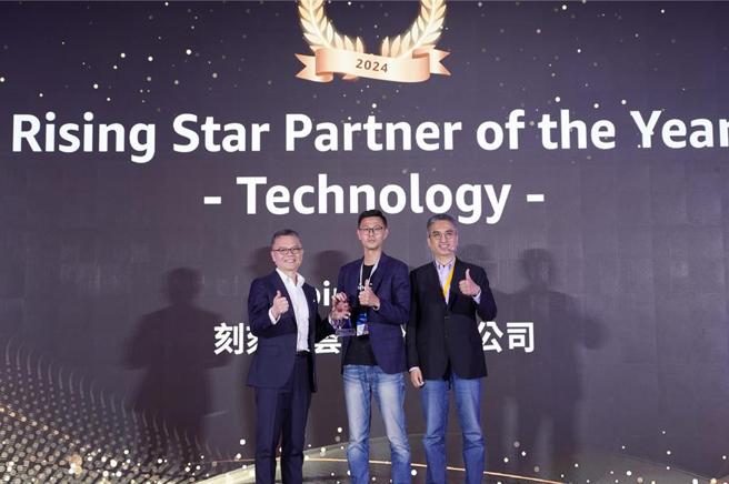 科科科技Going Cloud獲得AWS合作夥伴大獎。AWS台灣暨香港總經理王定愷（左起）、科科科技雲端智慧業務群總經理黃柏淞、AWS台灣合作夥伴事業部經理陳信宏出席。圖／科科科技提供