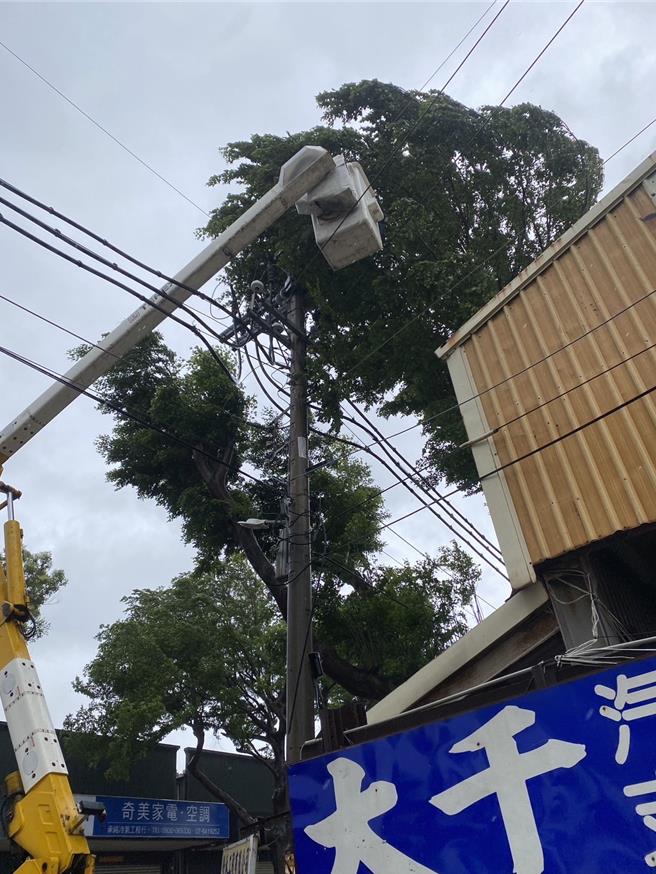台電緊急派員搶修。（台電提供）