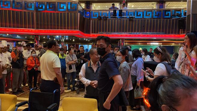 船公司代表与旅客在船上大厅沟通。（翻摄照片／洪靖宜高雄传真）