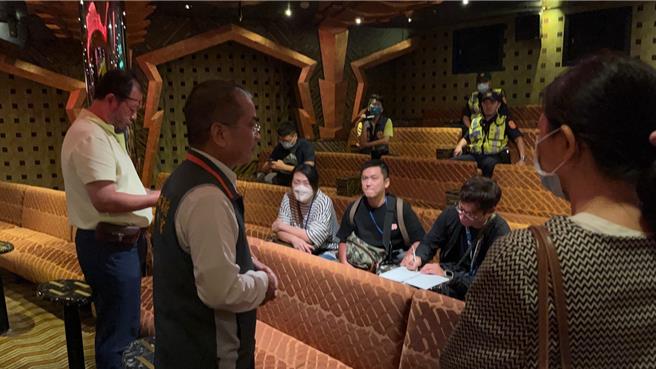 船公司与旅客代表协调并签署离船协议书。（翻摄照片／洪靖宜高雄传真）