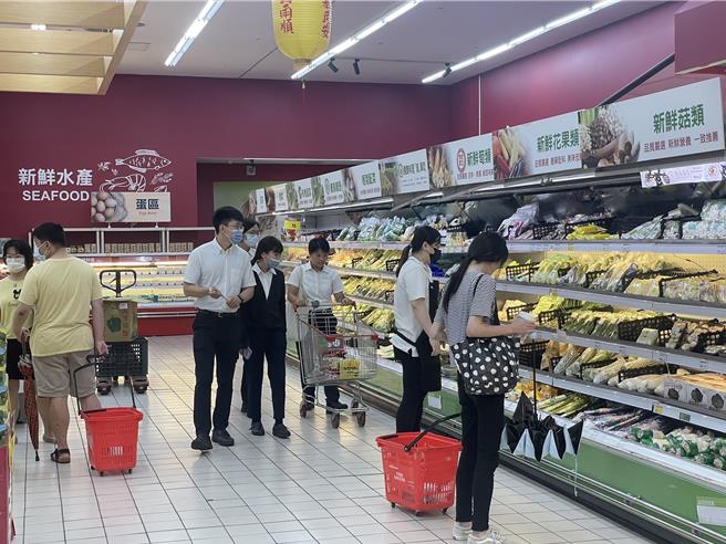 位在新竹巨城地下室的爱买巨城店今天维持平日的入店量，没有人挤人抢的状况，且货源非常充足。（陈育贤摄）