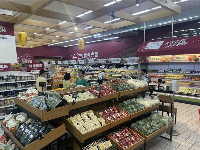 位在新竹巨城地下室的爱买巨城店今天维持平日的入店量，没有人挤人抢的状况，且货源非常充足。（陈育贤摄）