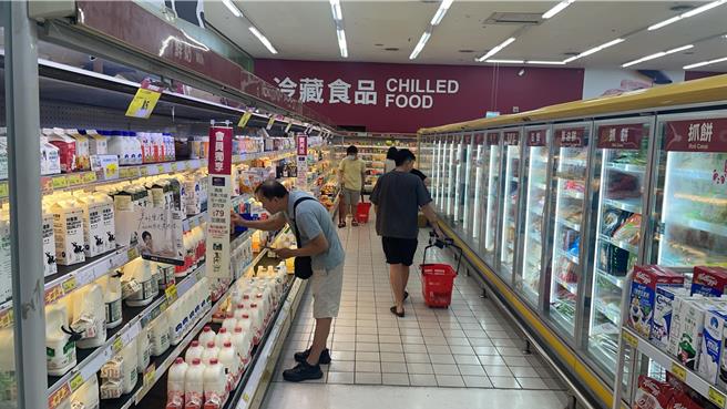 位在新竹巨城地下室的爱买巨城店今天维持平日的入店量，没有人挤人抢的状况，且货源非常充足。（陈育贤摄）