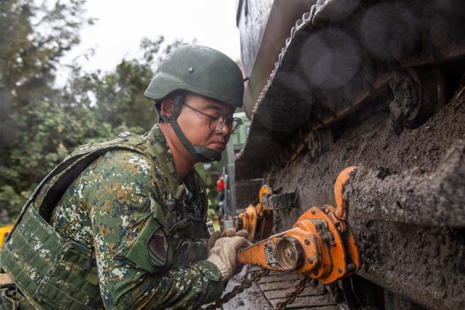 陆军52工兵群官兵进行救灾机具检整。（第5作战区提供）