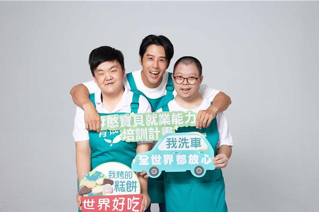 育成社会福利基金会推出的「仲月飨茶」中秋礼盒，外盒设计採用憨宝贝的手绘画风，充满温馨和童趣。（育成社会福利基金会提供／林良齐台北传真）