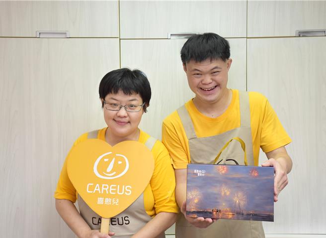 喜憨儿基金会2024年以AI让不会做画的憨儿也能表现绘画才能，经由志工协助结合AI和喜憨儿的「指令」完成画作并把图面印制在中秋礼盒。（喜憨儿基金会提供／林良齐台北传真）