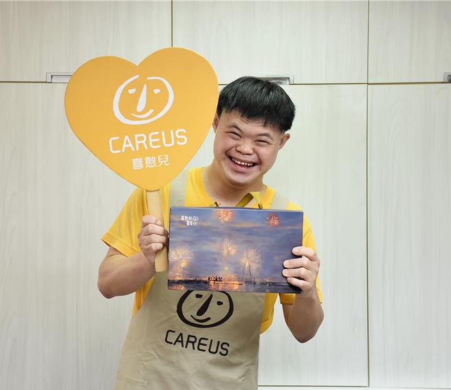 喜憨儿基金会2024年以AI让不会做画的憨儿也能表现绘画才能，经由志工协助结合AI和喜憨儿的「指令」完成画作并把图面印制在中秋礼盒。（喜憨儿基金会提供／林良齐台北传真）