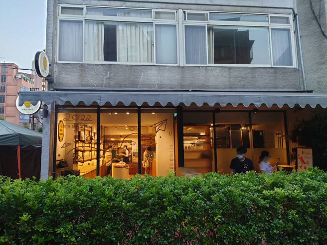 女子本有訂購陳耀訓蛋黃酥，取貨日碰到颱風天，但陳耀訓客服堅持不給取消訂單。（圖／翻攝自Google Map）