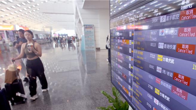 凯米颱风袭台，桃园机场共计取消227个航班。（范扬光摄）
