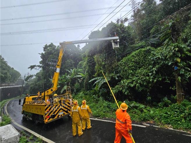 颱风「凯米」暴风圈正垄罩臺湾，台电桃园区营业处24日成立防颱紧急应变小组，盘点相关自营工班及承商工班抢修人力，并备妥抢修车辆、小型抽水机与发电机等设备机具，以因应可能之停电事故，趁风雨尚未侵袭前，再派员加强修剪树竹，以减少强风豪雨可能带来的灾害。（台电提供）