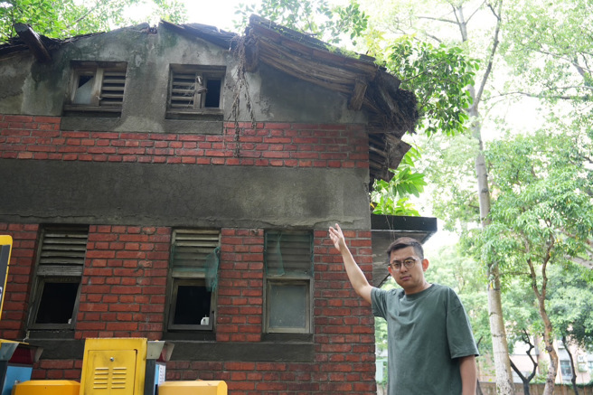 凯米颱风登陆后连夜降下大雨并带来强劲风势，除酿成路树倾倒之外，还造成歷史建筑「莺歌国小日式旧校舍」屋瓦坍塌，民进党新北议员卓冠廷透过脸书表示，已通知市府相关单位，期盼能儘速进行紧急修缮，避免建物受损扩大。（卓冠廷提供）