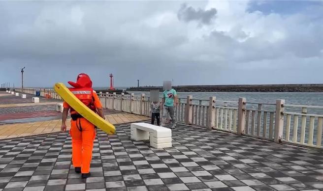 海巡署永安漁港安檢所驅離現場觀浪民眾。（海巡署提供／廖姮玥桃園傳真）