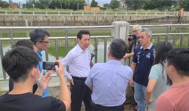 金門縣長陳福海（中）24日視察金沙低漥地區。（民眾提供）