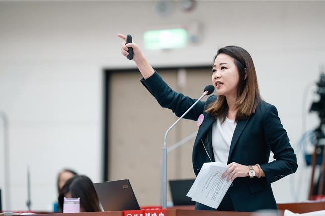新竹市市议员杨玲宜再爆料指新竹市长高虹安连仅688元的化妆盒都要报公帐。（杨玲宜提供／陈育贤新竹传真）